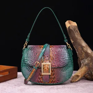 Vista frontal detallada de un bolso baguette retro con relieve de cocodrilo multicolor