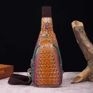 Vista detallada de la textura de cocodrilo vintage en este bolso de hombro elegante.
