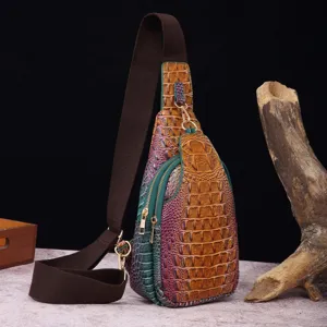 Bolso de pecho vintage con patrón de cocodrilo degradado y correa ancha de tela