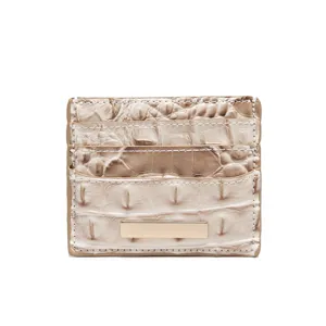 Dettaglio di un portacarte vintage da donna in pelle con motivo a coccodrillo crema