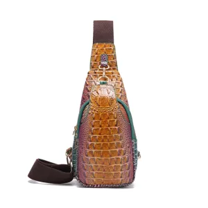 Primer plano de bolso de pecho de cuero con patrón de cocodrilo vintage y colores degradados