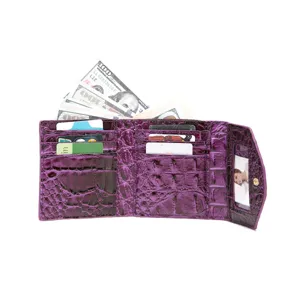 Cartera de mujer en cuero violeta con relieve de cocodrilo, triple pliegue con ranuras