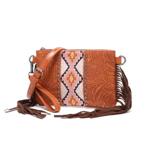 Elegante bolso bandolera bohemio vintage con cuero repujado, flecos y un patrón