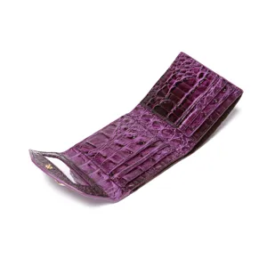 Vista interna de una cartera vintage violeta con estampado de cocodrilo para mujer detalle.