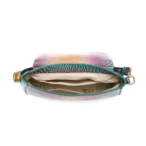 Vista interna del bolso baguette de coco colorido con forro beige y bolsillo con cremallera.