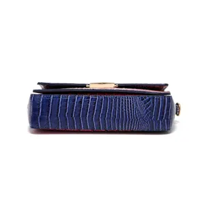 Vista inferior del bolso bandolera vintage azul con patrón de cocodrilo y herrajes