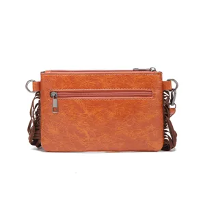 Vista posterior detallada del bolso bandolera vintage naranja con flecos marrones