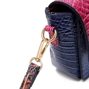 Primer plano de un bolso vintage con textura de cocodrilo y herrajes dorados premium