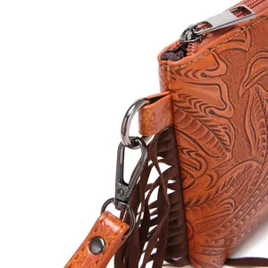 Vista detallada de bolso de cuero labrado Western Bohemian con flecos y cierre de metal.
