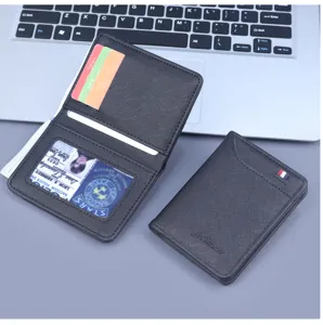 Detailansicht einer hochwertigen Herrenbrieftasche aus Leder mit praktischen Kartenfächern