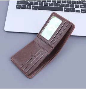 Detalle de las ranuras para tarjetas y ventana de ID en una billetera de cuero marrón.