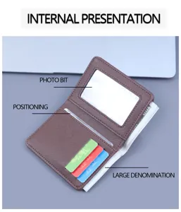 Detailansicht der Innenfächer einer braunen Herrenbrieftasche aus Saffiano-Leder