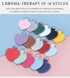 Vielzahl farbenfroher herzförmiger Leder-Schlüsselanhänger in sanften Macaron-Tönen.