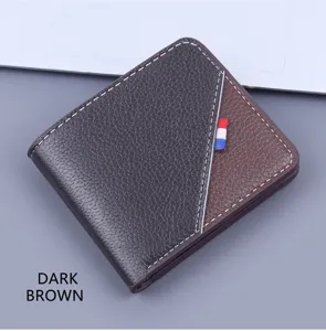 Detalle de una cartera corta para hombre en cuero texturizado color marrón oscuro