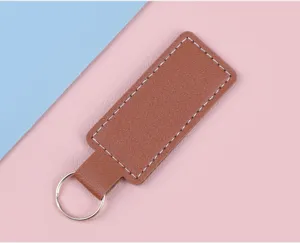 Nahaufnahme eines minimalistischen braunen PU-Leder-Schlüsselanhängers mit weißen Nähten