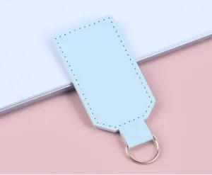 Nahaufnahme eines minimalistischen hellblauen PU-Leder-Schlüsselanhängers mit weißen Nähten.