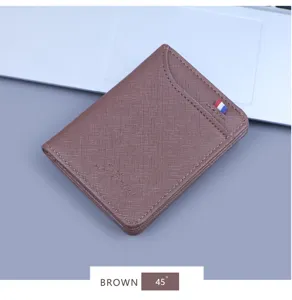 Makrodetail der braunen Herrenbrieftasche aus Saffiano-Leder im 45-Grad-Winkel