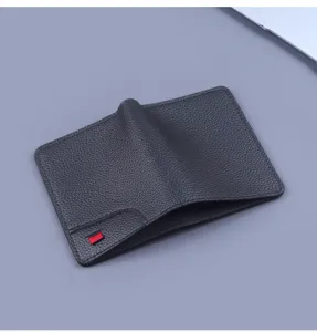 Vista dettagliata di un portafoglio sottile da uomo in pelle nera martellata, design minimal