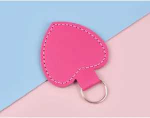 Detaillierte Nahaufnahme eines rosa herzförmigen Leder-Schlüsselanhängers mit Nähten