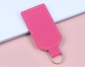 Nahaufnahme eines minimalistischen rosa PU-Leder-Schlüsselanhängers mit weißer Steppnaht