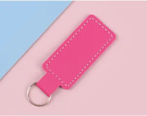 Nahaufnahme: Pinker PU-Leder-Schlüsselanhänger mit weißen dekorativen Ziernähten