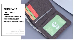 Dettaglio interno di un portafoglio sottile in pelle marrone con fessure per carte e finestra ID.