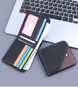 Vista detallada de la cartera bifold para hombre con ranuras para tarjetas y piel suave