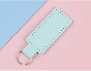 Detailansicht eines minimalistischen hellblauen PU-Leder-Schlüsselanhängers mit Naht