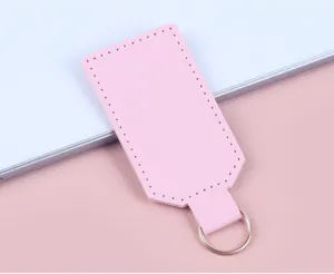 Detailansicht eines rosa minimalistischen PU-Leder-Schlüsselanhängers mit weißer Naht
