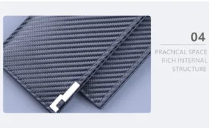 Primo piano della trama in fibra di carbonio su un portafoglio sottile da uomo elegante