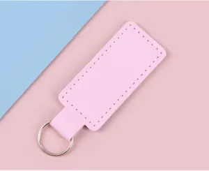 Nahaufnahme des rosa PU-Leder-Schlüsselanhängers mit silbernem Ring und Nähten