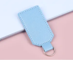 Detailansicht eines hellblauen PU-Leder-Schlüsselanhängers mit präziser weißer Naht.