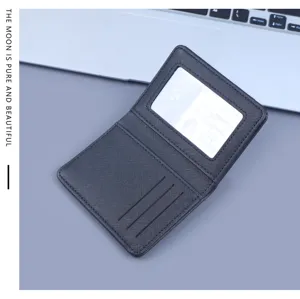 Detailansicht der Herrenbrieftasche aus schwarzem Leder mit Sichtfenster und Kartenfächern.