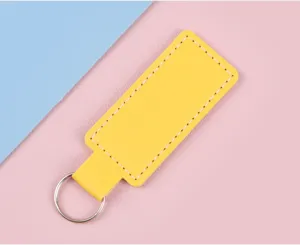 Detailansicht eines gelben rechteckigen PU-Leder Schlüsselanhängers mit Metallring.