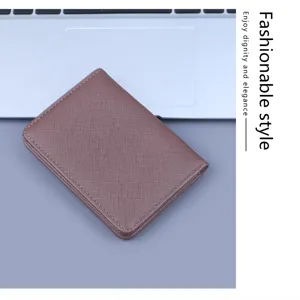 Detailansicht einer braunen Saffiano-Lederbrieftasche auf einem grauen Schreibtisch