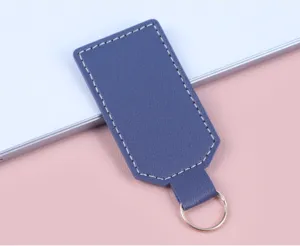 Detailansicht eines dunkelblauen PU-Leder-Schlüsselanhängers mit weißen Nähten und Silberring