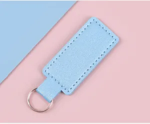 Nahaufnahme eines hellblauen PU-Leder-Schlüsselanhängers mit präziser weißer Naht und Metallring