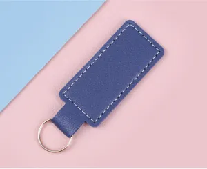 Detailansicht eines blauen PU-Leder-Schlüsselanhängers mit weißer Naht und silbernem Ring