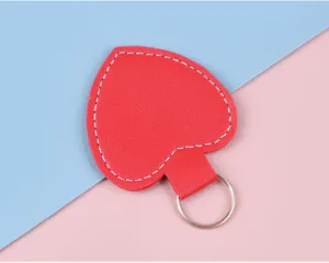 Nahaufnahme eines roten, herzförmigen Leder-Schlüsselanhängers mit weißen Nähten