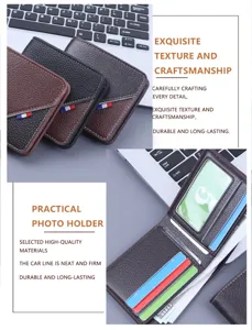Vista detallada de la cartera de cuero para hombre con ranuras para tarjetas y fotos.