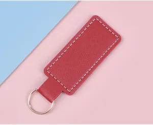 Detailansicht eines roten PU-Leder-Schlüsselanhängers mit weißen Nähten und Metallring.