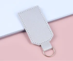 Detailansicht des silbernen PU-Leder-Schlüsselanhängers mit feinen Nähten und Metallring