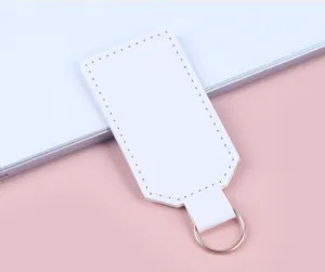 Detailaufnahme eines weißen PU-Leder-Schlüsselanhängers mit robustem Metallring