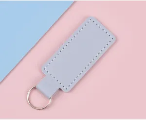 Nahaufnahme eines minimalistischen hellblauen PU-Leder-Schlüsselanhängers mit Nähten.