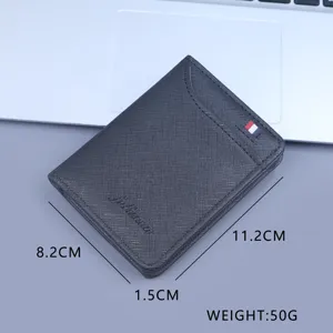 Detail eines Herren-Portemonnaies aus Saffiano-Leder mit Maßen 11,2 cm x 8,2 cm und 50 g