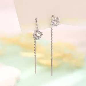 Elegante silberne Durchziehohrringe mit funkelnden Zirkonia-Würfelanhängern für Damen