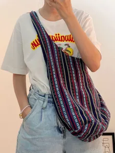 Bolso bandolera retro azteca de algodón y lino con un diseño de jacquard colorido.