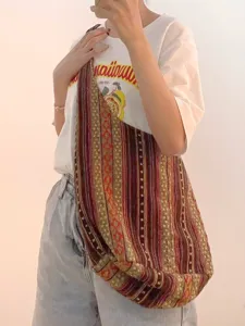 Detalle de cerca de un bolso de hombro vintage de algodón y lino con un patrón azteca
