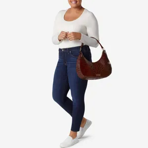 Modella con borsa hobo in pelle goffrata coccodrillo marrone a forma di mezzaluna