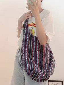 Detalle de bolso bandolera retro de lona de algodón azteca en una modelo femenina.